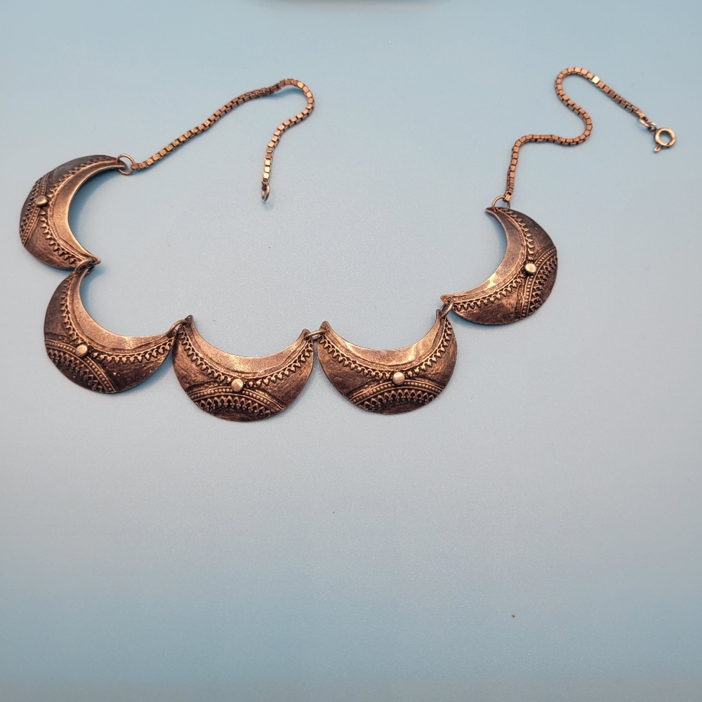Scalloped necklace